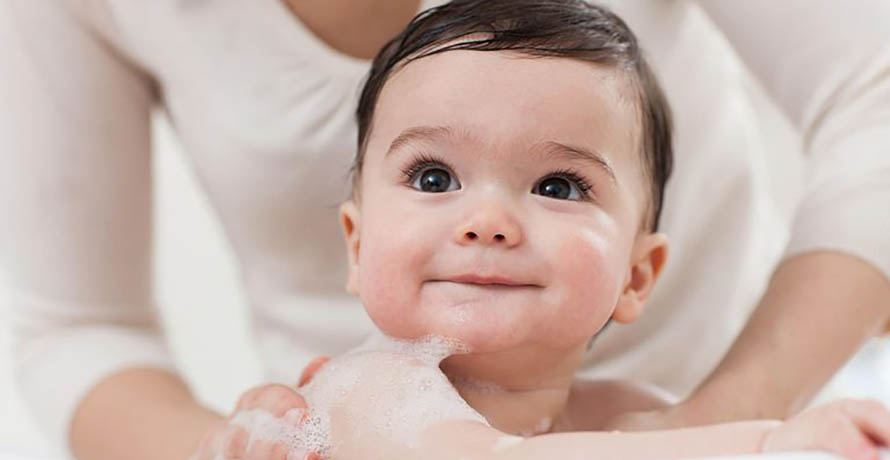 Cat de des spalam bebelusii si alte informatii utile despre baie